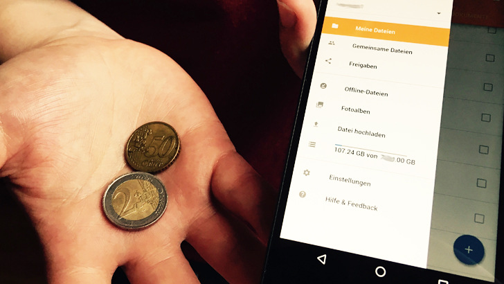 2,50 Euro in Münzen auf der Hand, daneben die HiDrive App für Android