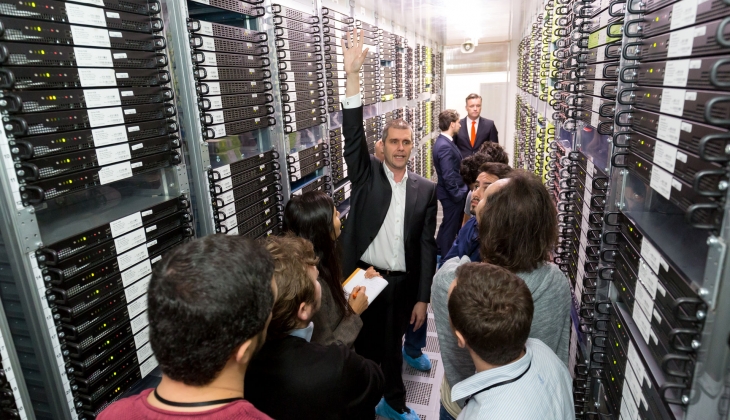 CTO René Wienholtz führt die Gäste durch das Rechenzentrum. Im Servergang ist es kalt.