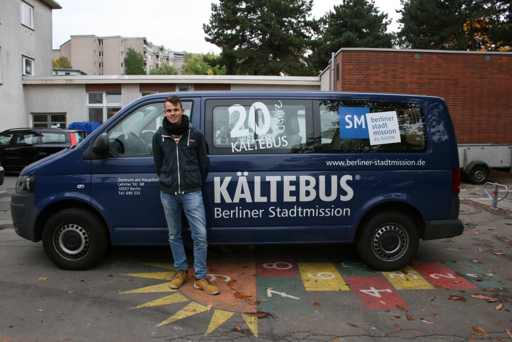 Teamleiter Yannick Büchle vor dem Berliner Kältebus