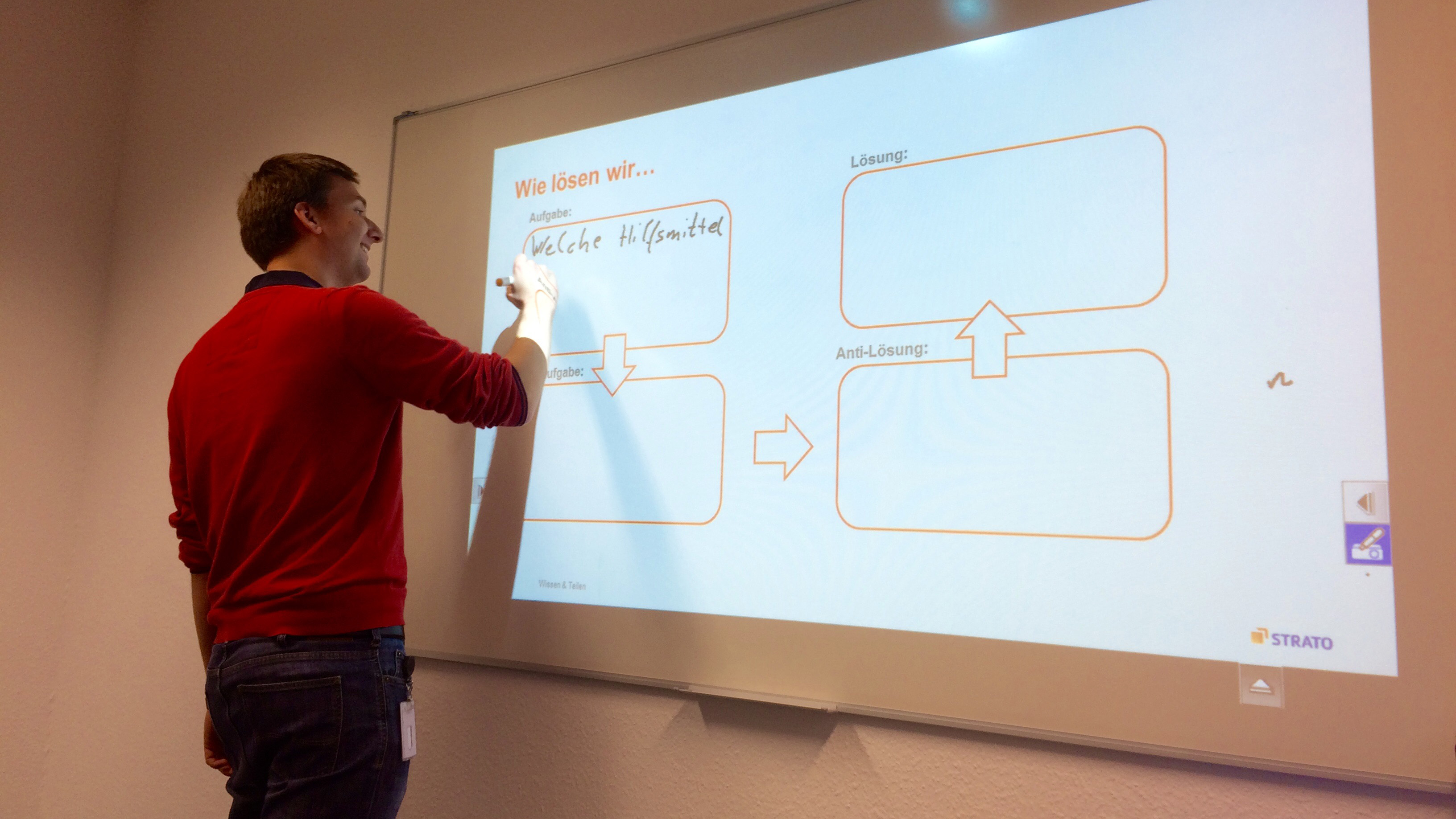 Andreas hält gemeinsame Ideen am Smartboard fest