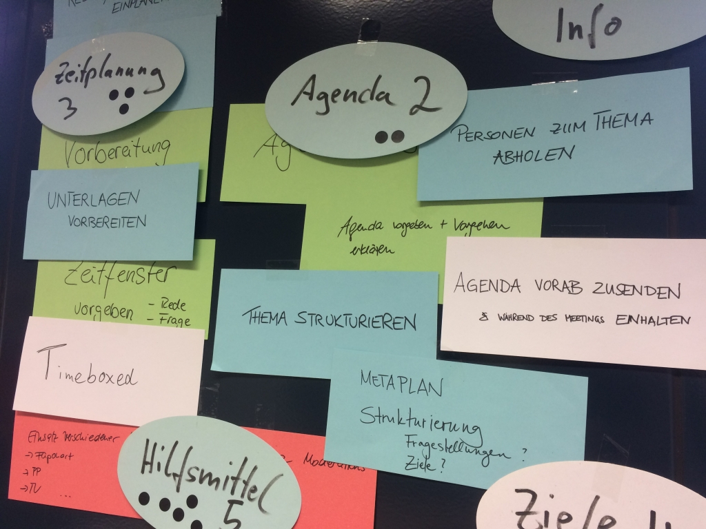 Auf bunten Zetteln halten wir unsere Ideen fest.