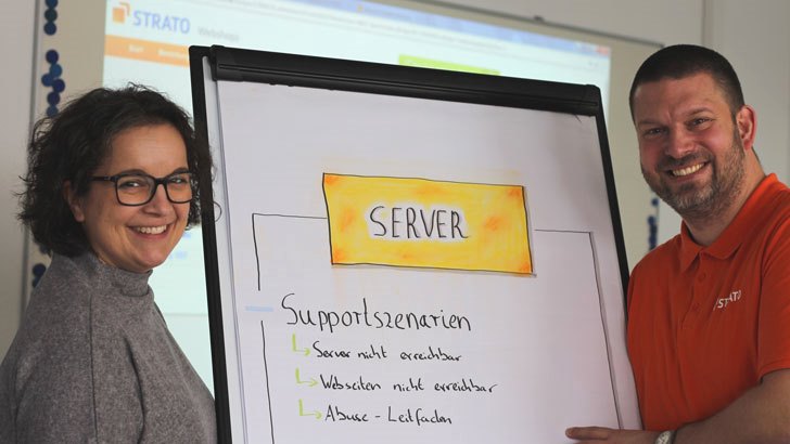 Gudrun und Alejandro aus dem Team Wissen und Kundenzufriedenheit am Flipchart