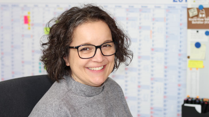 Trainerin Gudrun an ihrem Arbeitsplatz