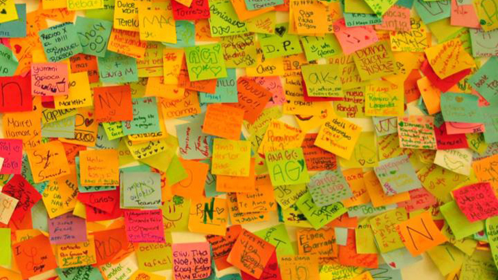 Viele bunte Post-its an einer Wand