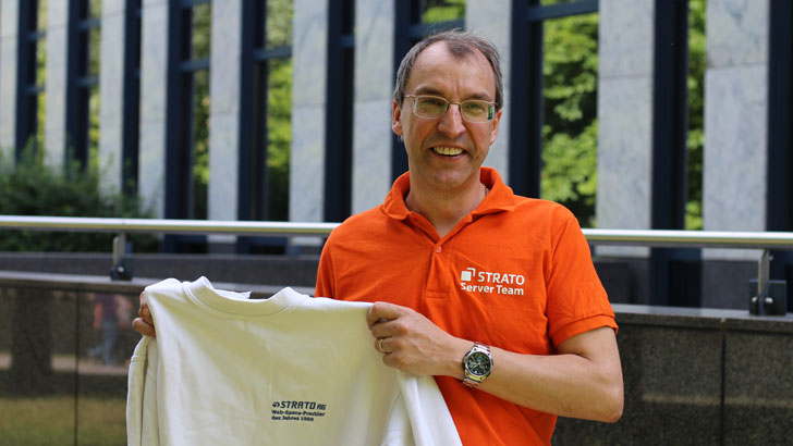 STRATO Kollege Mario mit einem Pullover in der Hand