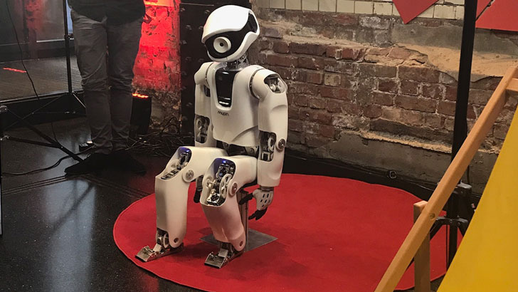 Das Roboterkind Myon wartet auf seinen Einsatz