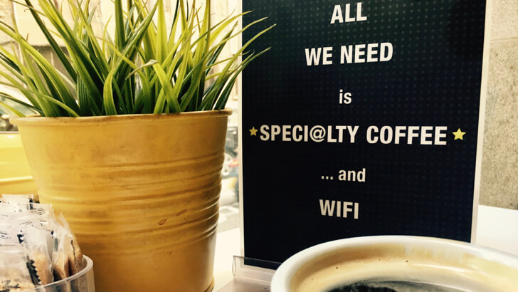 Cafétisch mit Pflanze und Aufsteller