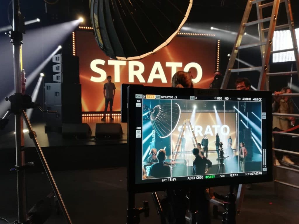 Im Hintergrund: das TV-Set. Im Vordergrund: Ein Bildschirm, der das gefilmte Set zeigt.