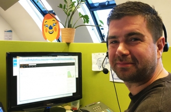 Robert Arnold mit Headset an seinem Computer