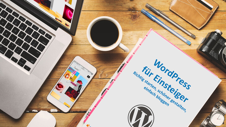 Arbeitsplatz mit ausgedrucktem E-Book und Smartphone