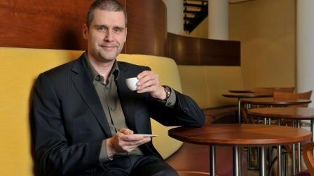René bei einer Tassee Kaffee
