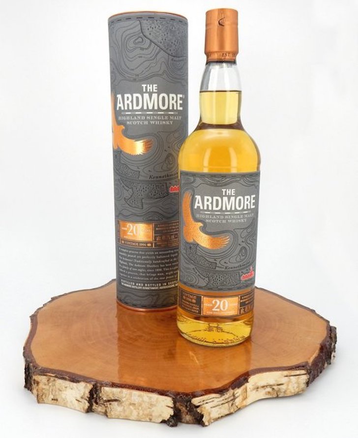 Whisky-webshop: Andreas presenteert zijn producten op een gelakte houten boomstam tegen een witte achtergrond